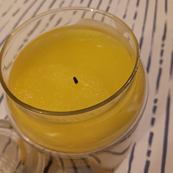 YANKEE CANDLE 22oz (Sicilian Lemon) - Picture 2 of 7